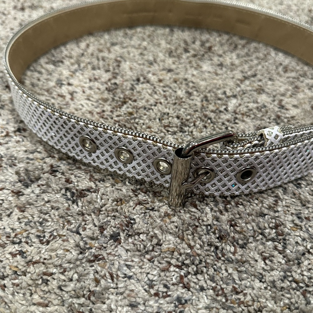Stylish White Belt with Silver Accents